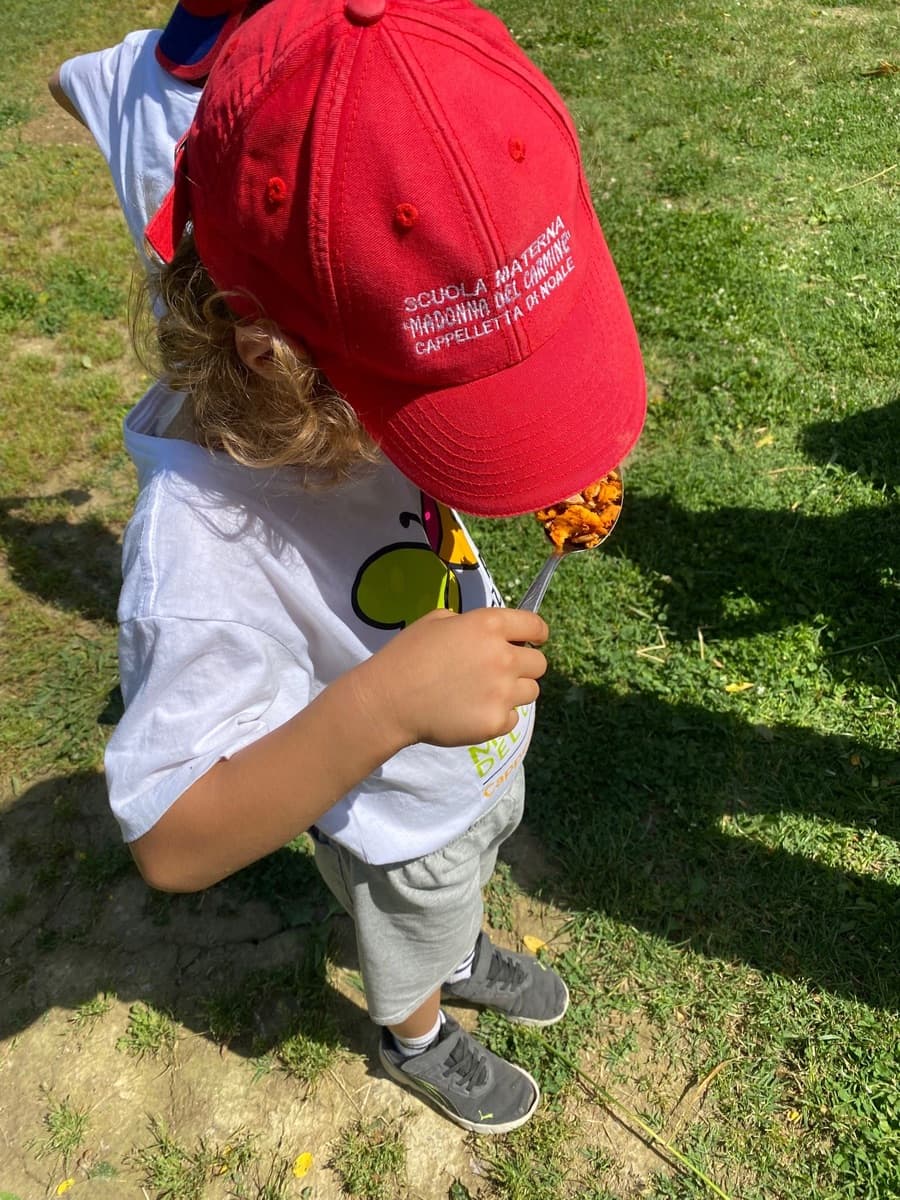 Bambino che esplora